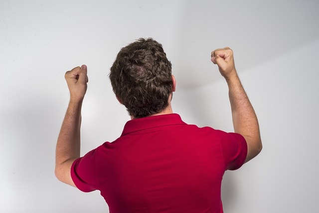 使得他在比 使得他在比